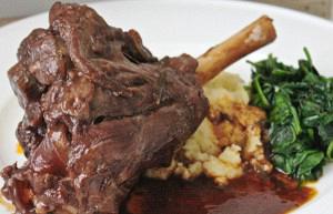 Roasted lamb with thyme and red wine sauce