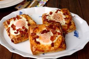Fried egg puff pastry squares